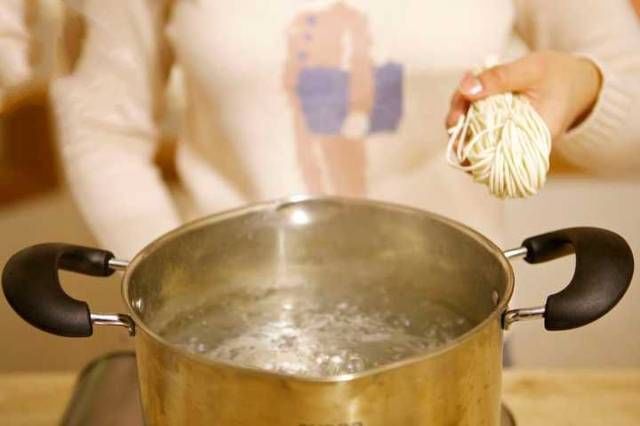 早餐面条这样做,香到骨子里,孩子一大碗都不够吃