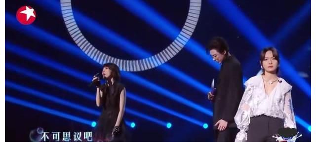 我們的歌：團戰(zhàn)實力基本明朗，胡夏林子祥獨一檔，單依純?nèi)孕枧?
onload=