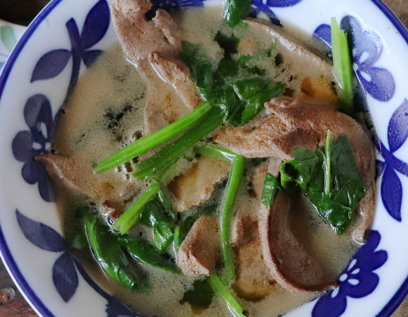 这碗汤，现在不喝亏大了，顺应时节营养足，脸色红润气色好