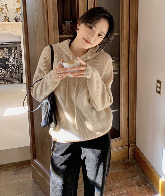 包臀裙|现在还在留恋针织衫?尝试一下时髦的“羊绒衫”搭配,好看还保暖