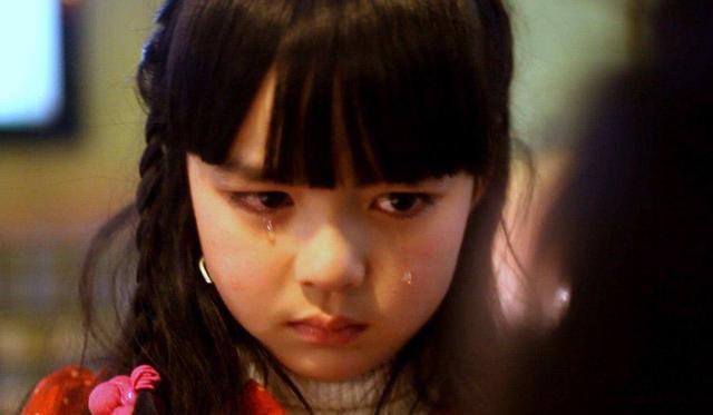 小时候|小时候爱''咬指甲''的孩子，长大后多半是这2种性格，太心疼孩子了