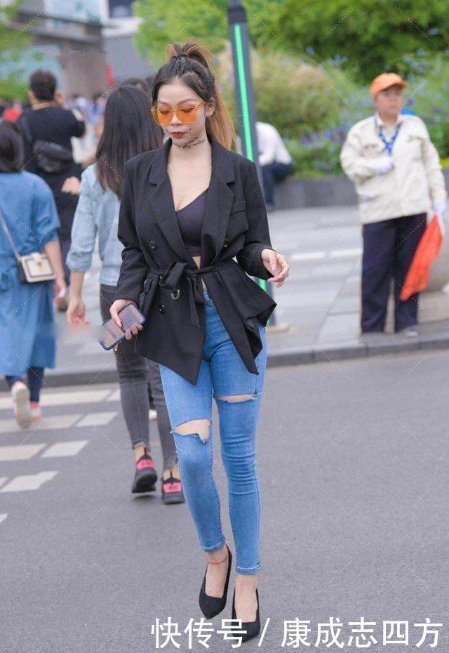 黑色小西装搭配破洞牛仔裤,青春靓丽,自信满满