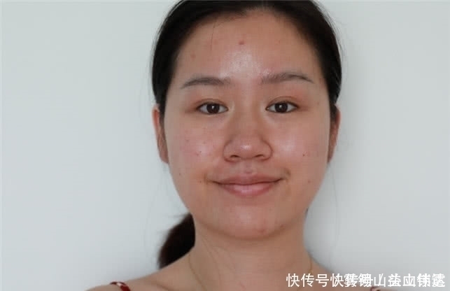 爱化妆与喜欢素颜的女生,5年后皮肤有啥不一样网友差辈了吧