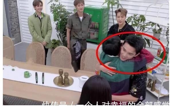 赵丽颖做客《冰箱》,与何炅拥抱方式甜出天际,cp合体网友爷青回