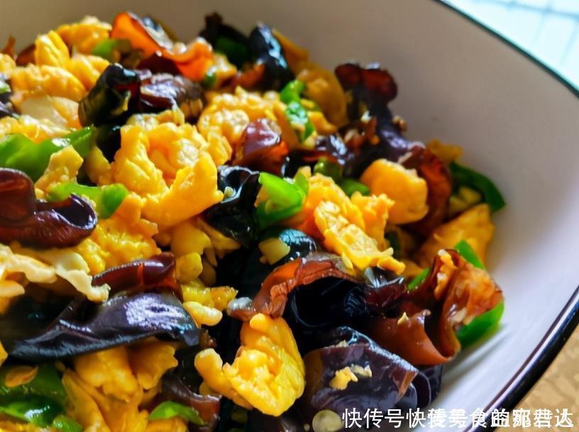 木耳青椒炒鸡蛋,营养又下饭,老少皆宜,有诀窍,全在其中
