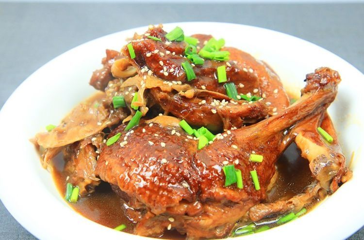 卤烧鸭，鸭肉入味难？厨师长教你一招，肉质红润不柴，入味到骨