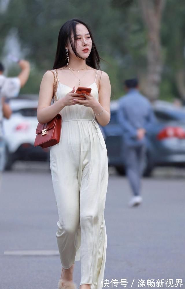 青春|戴着两条项链的街头美女,穿着吊带连衣裙展现出青春活力
