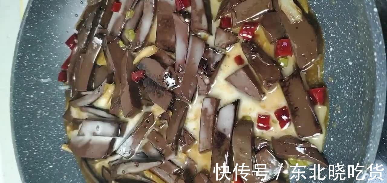 猪血炒韭菜,鲜嫩爽口咸香微辣,清除体力垃圾,常吃有益身体健康