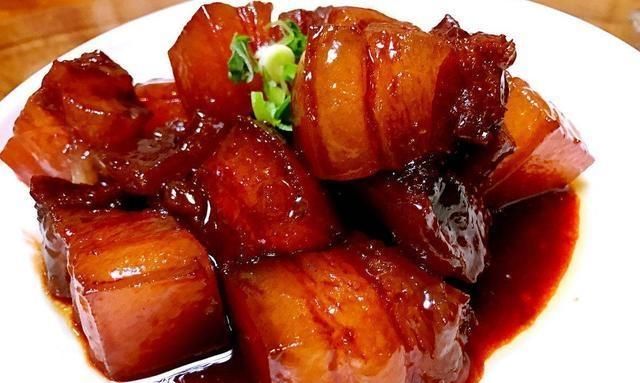 做红烧肉时，不要多加调料，加入这几种即可，红烧肉又软又糯