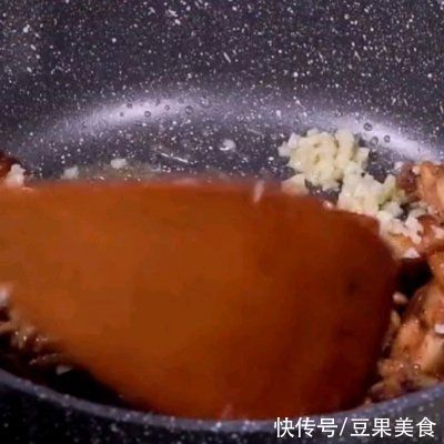 搅拌均匀|正宗地道的蒜香鸡翅做法，速来围观