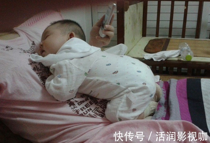 睡姿|宝宝更喜欢爸爸还是妈妈不用争论,从宝宝的睡姿就能看出来