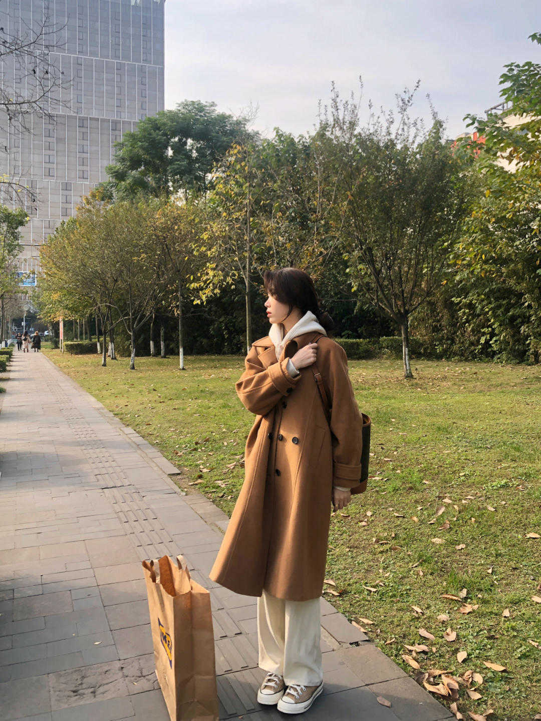 身形 初冬一定要选“大衣+卫衣”!遮肉显瘦又减龄,保暖效果还超赞