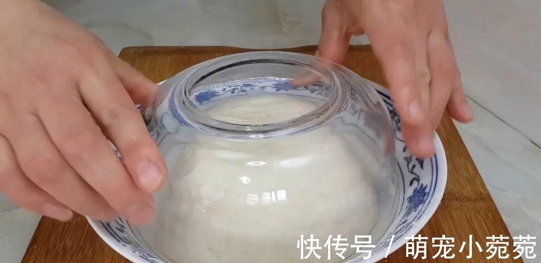 烙饼这做法太香了，开水一烫，柔软筋道又多层，出锅孩子都抢着吃
