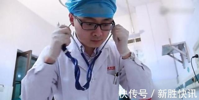 孩子|1岁宝宝摔下床,妈妈的做法让婆婆直呼冷血,医生却说:做的对