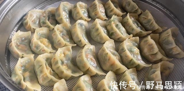 这才是素馅饺子最好吃的做法，教你调馅秘方，吃起来比肉饺子都香