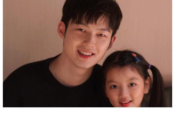 8岁阿拉蕾同框董力,“小山竹”近照曝光,邓伦宠爱的女孩长大了