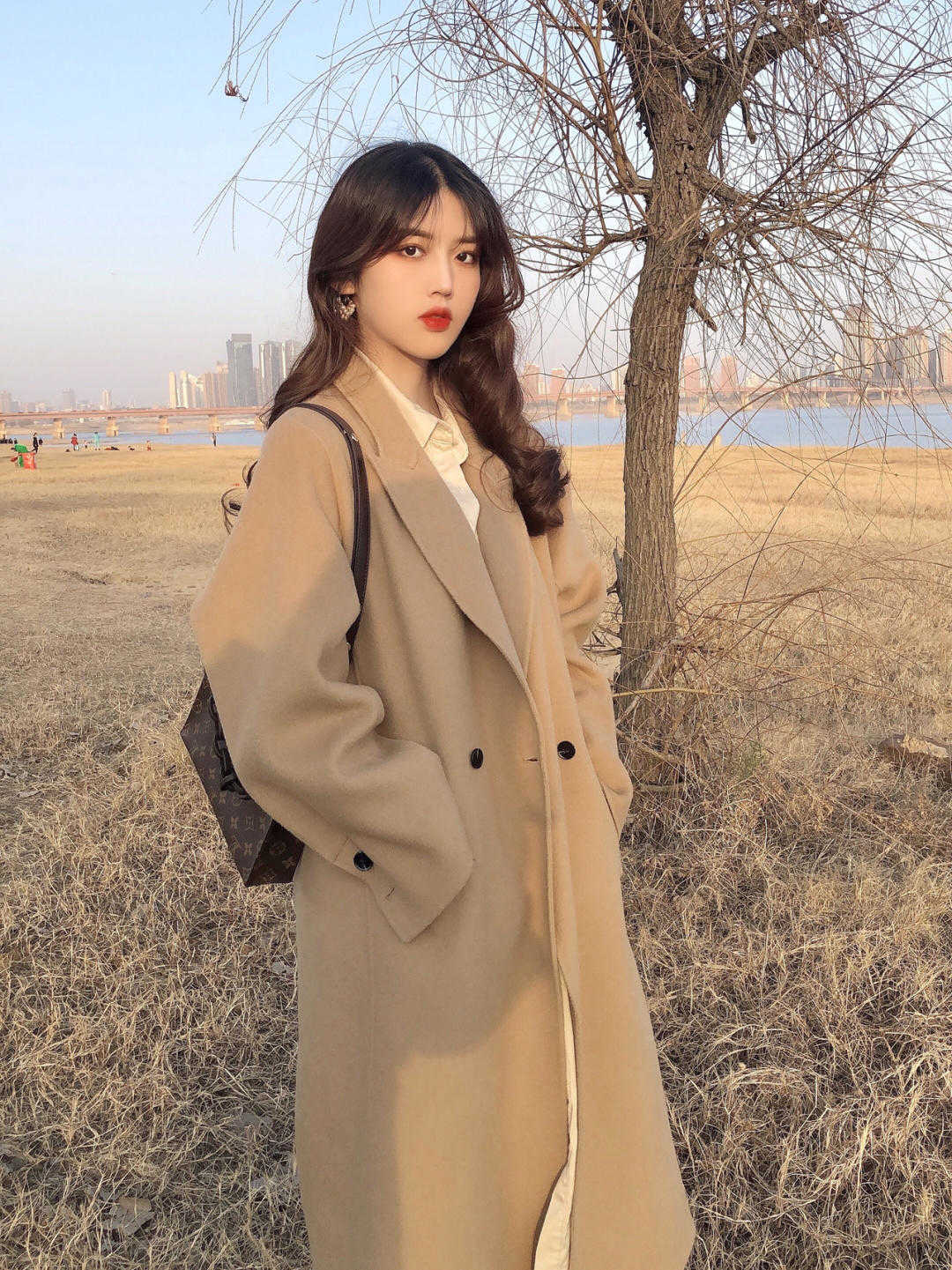搭配|降温了,大衣下装搭配不一定选裙子,换一种方式,可能更惊喜