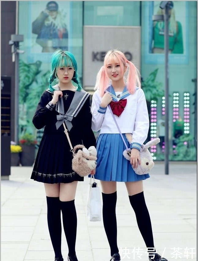 妩媚|街拍:清秀小姐姐穿背心搭紧身裤,妩媚的撩着自己的秀发,很迷人