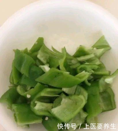 腐竹这样做实在美味口感劲道,柔软爽滑,比肉还好吃,非常简单