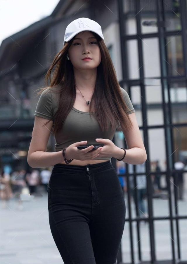 小脚 深褐色圆领衬衫，搭配黑色小脚裤，头顶棒球帽，帅气迷人