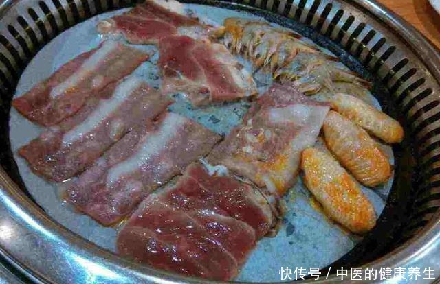 吃自助烤肉,服务员不停问你“换不换纸”,是暗示你,不懂会笑你