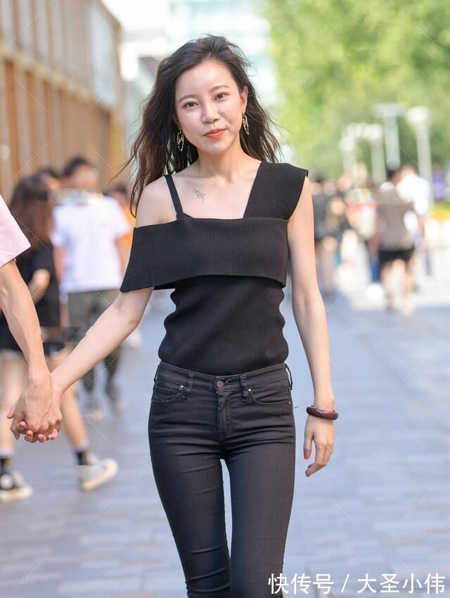 美女 美女街拍:绿色方领短袖搭配蓝色打底裤,休闲清新,穿在身上特别好看