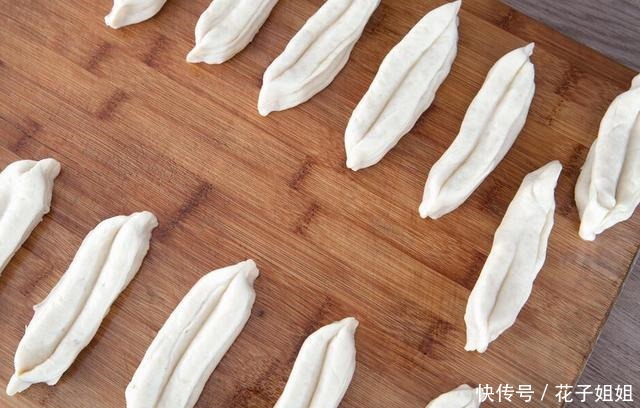  炸油条|冬天吃早餐，别再去外面买了，教你这样炸油条，外酥里软超好吃