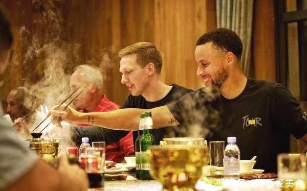 库里|NBA吃货遇上中国美食库兹马吃100个饺子,字母弟一人吃9桶泡面