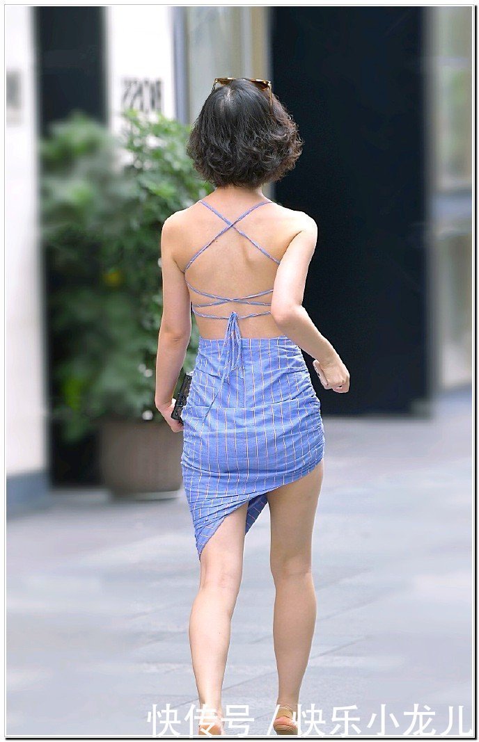 尽显|街拍高挑女孩性感漂亮,尽显美腿白到发光