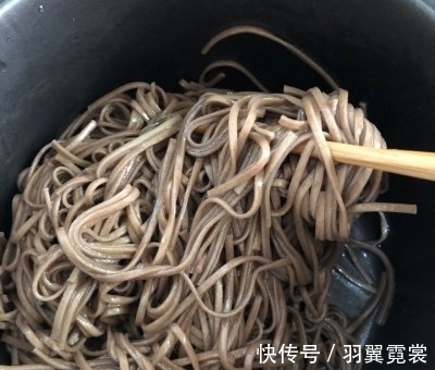 豆角|豆角焖面,面条直接下锅是错的,多做1步,根根干香入味,不粘连