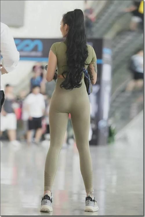 小姐姐|时尚穿搭：小姐姐这身好纹绣搭配瑜伽裤，太有气质了