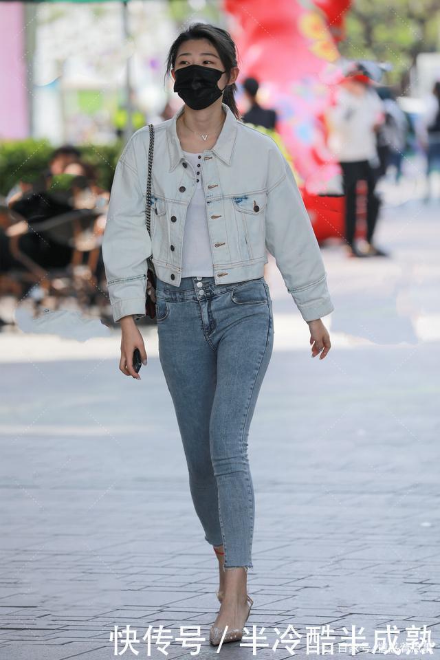 时尚穿搭牛仔夹克,搭配紧身牛仔裤,尽显简约时尚气质