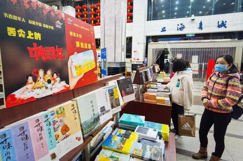中年|这个春节假期，有些青年在上海书城席地而坐，在书香中度过……