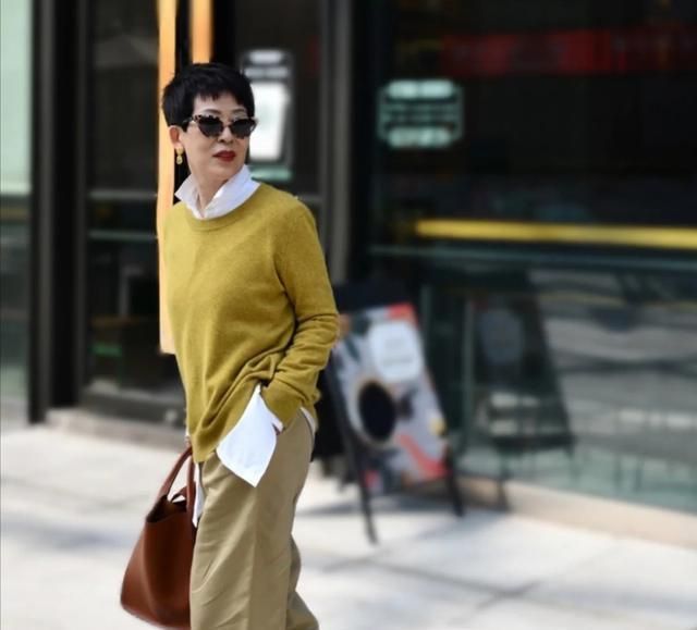 针织开衫 六十岁更要摆脱大妈感,学学她的减龄搭配术,穿出优雅的时髦范