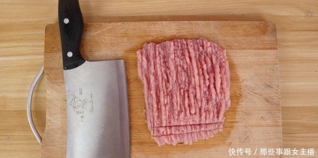 没想到剁肉馅这么简单，2分钟全剁好，干净又省力，方法太棒了！