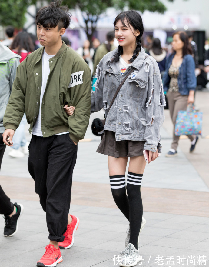 牛仔裤 重庆街拍,露脐装毛衫搭配牛仔裤,简约有型又有范!