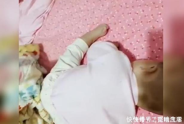 睡着|爸爸哄娃一小时以为他睡着了,妈妈回来看见这样一幕,网友亲爹