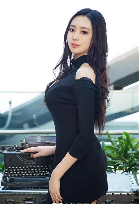  性感|街拍天生丽质的小姐姐，长腿线条很性感，超迷人