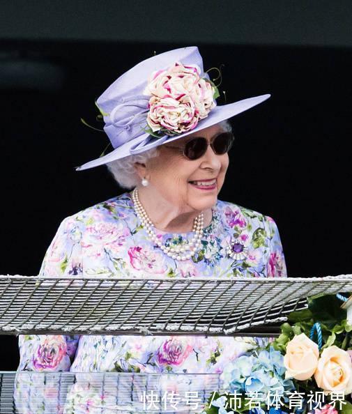 一条项链戴了76年,94岁英女王为你示范,珍珠项链这样戴才最优雅