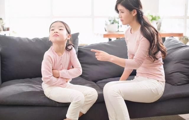 小茹|孩子见到陌生人第一反应，能看出父母家教如何，别把不说话当内向