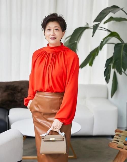 白色衬衫 建议中年女人,尽量少穿黑裤子!今年开春流行这样搭,时髦真好看