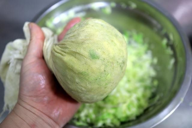 酱香浓郁的猪肉粉条包子,这么做倍儿香,玩儿似的吃3个没过瘾