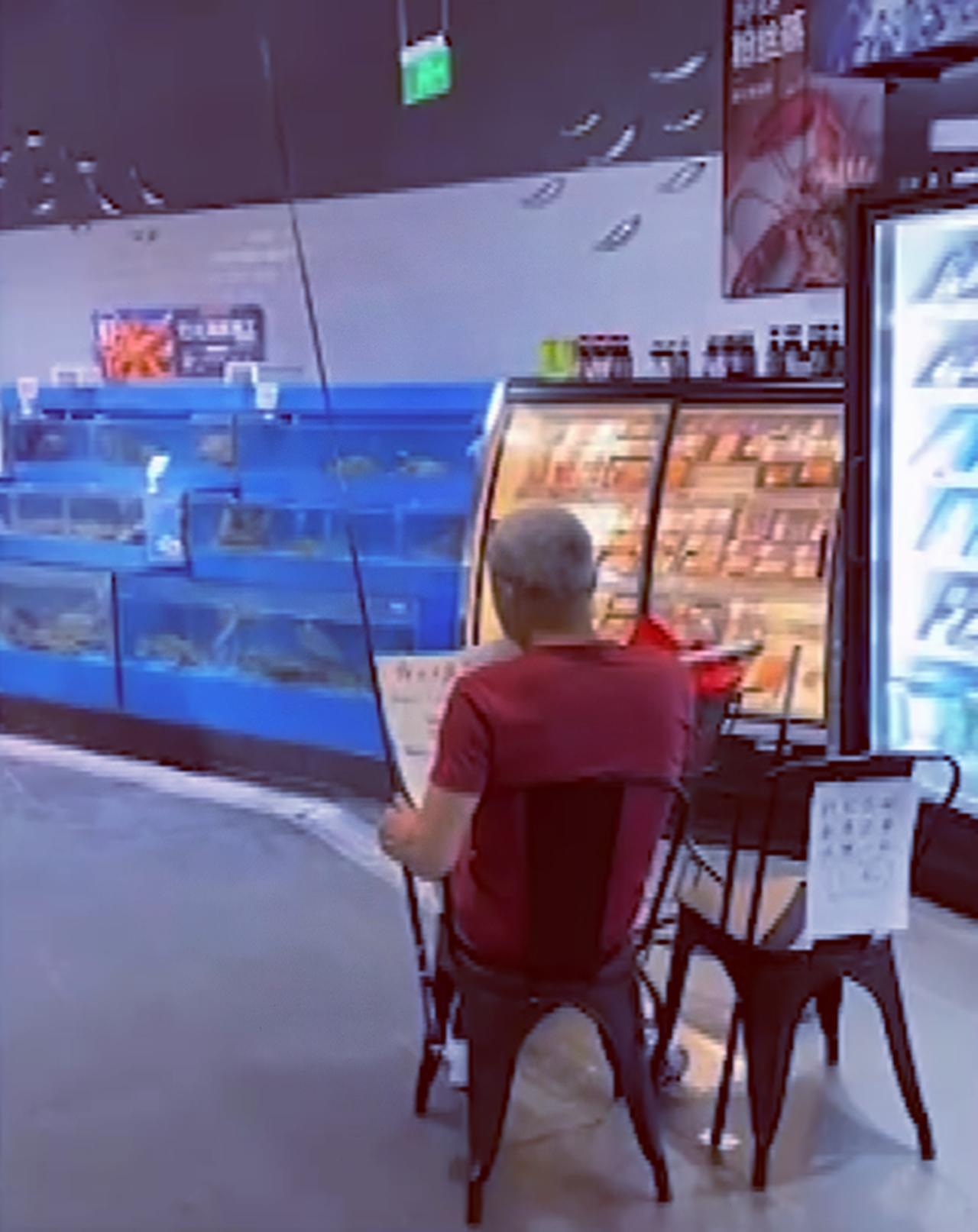 超市|上海一大爷钓鱼上瘾,直接跑到超市生鲜区下竿,女儿:大家都同意