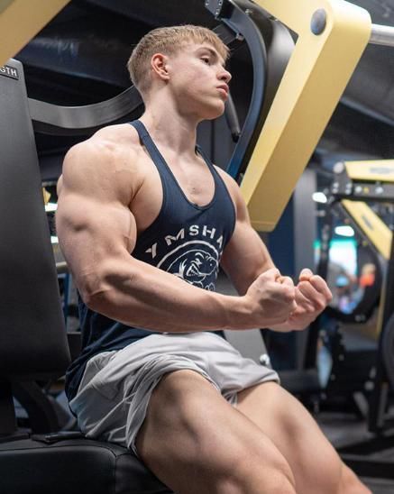 一身肌肉|他14岁开始健身，18岁一身肌肉炸裂，却被网友嘲健身早，长不高