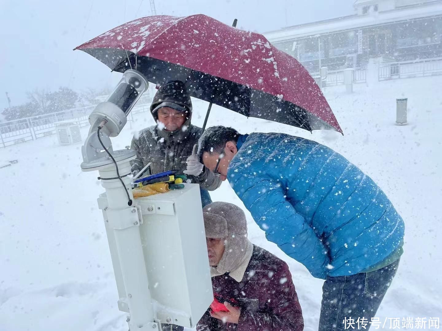郑州大雪天气持续中！登封发布暴雪红色预警，积雪已达10厘米