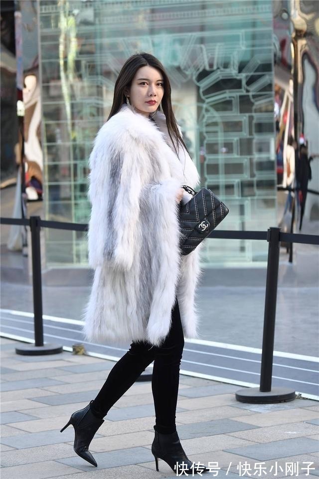 皮草 黑色尖头细跟短靴,搭配修身裤,白色皮草,搭配出贵气