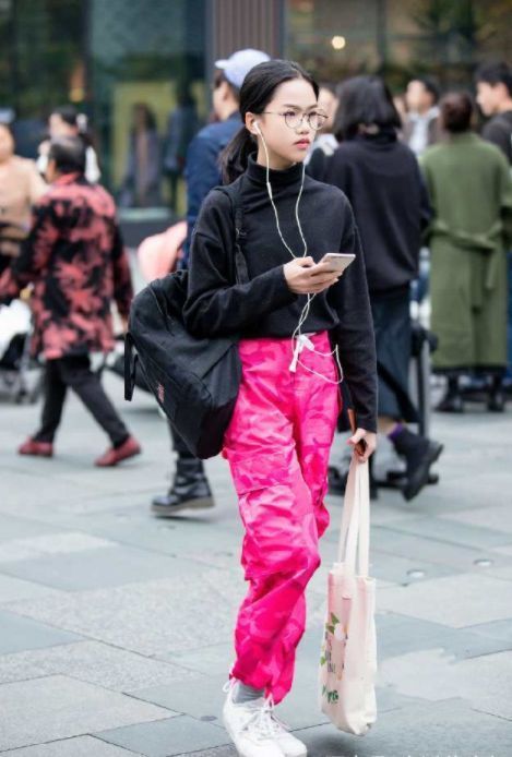 绣花|街拍:牛仔外套+绣花连衣裙,外国美女随意打扮也可以这么美!