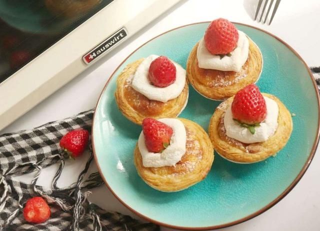 自己在家就能做蛋挞，简单又好学，关键口味丰富用料还实惠