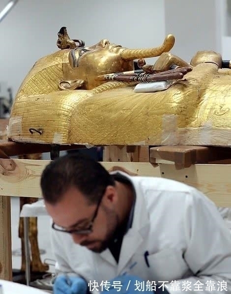 修复!埃及法老金棺材从墓中移出,进行修复工程,棺上浮雕图案错综复杂