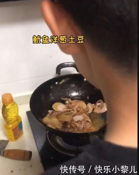 厨房|10岁男孩半夜偷做宵夜，妈妈掐着时间来“混饭”，堪称吃货母子